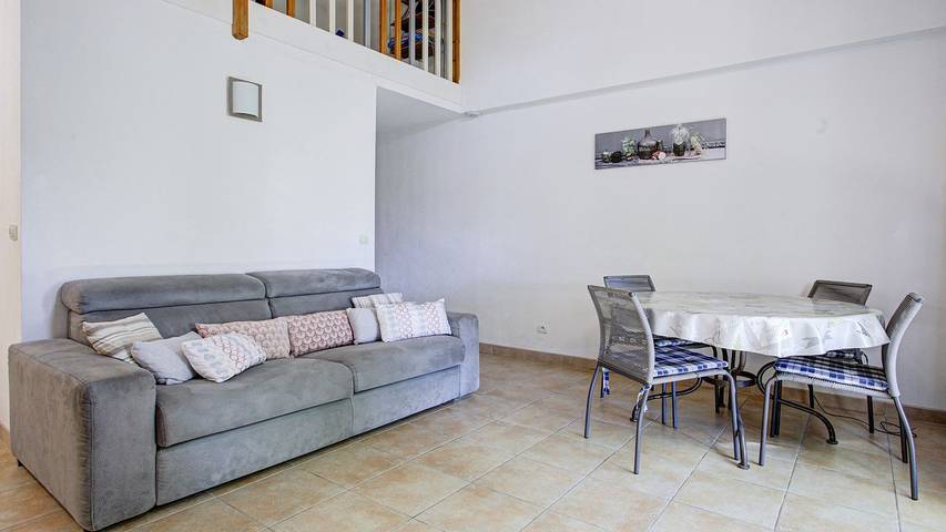 Location de vacances pour 7 personnes, avec piscine et jardin à Homps