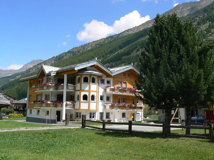 Ferienwohnung für 4 Personen, mit Balkon und Terrasse sowie Garten in Saas-Grund