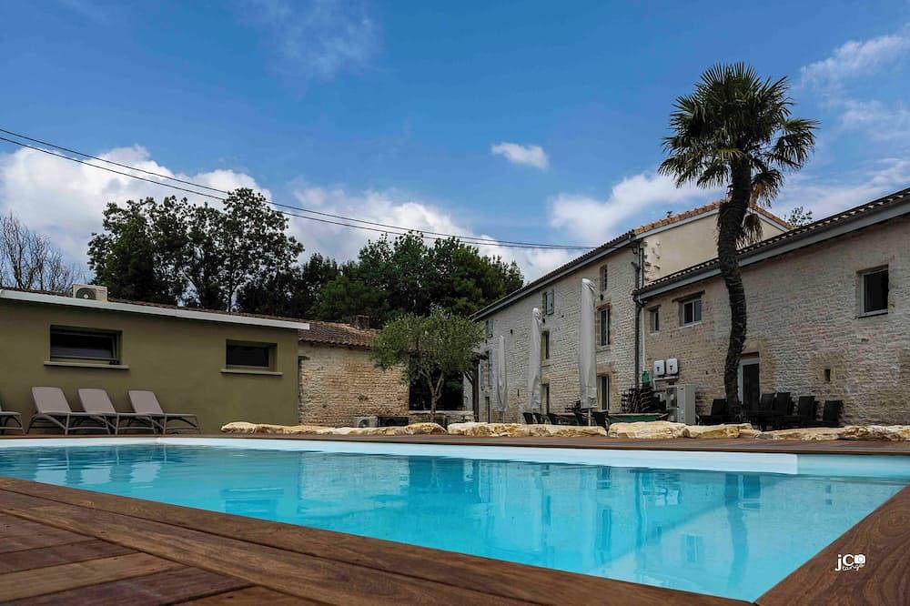 Le Petit Courault: Renovated mill, sleeps 35 comfortably in the heart of nature. in Pamproux, Niort region