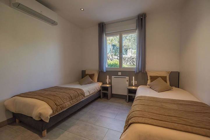 Location de vacances pour 8 personnes, avec jacuzzi ainsi que jardin et terrasse à Saint-Alban-Auriolles - 4