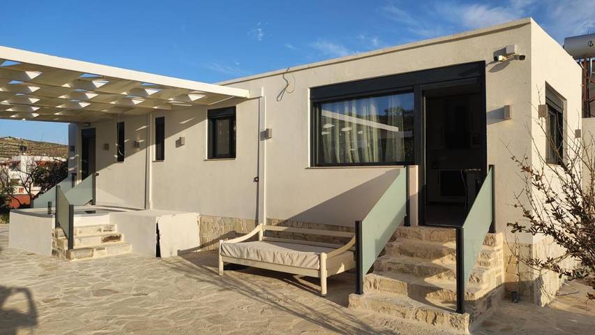 Bungalow para 5 personas, con jardín además de jacuzzi y piscina en Creta