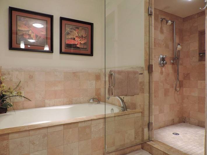 Vacation rental for 7 people, with children pool and hot tub as well as yard in Hawaii