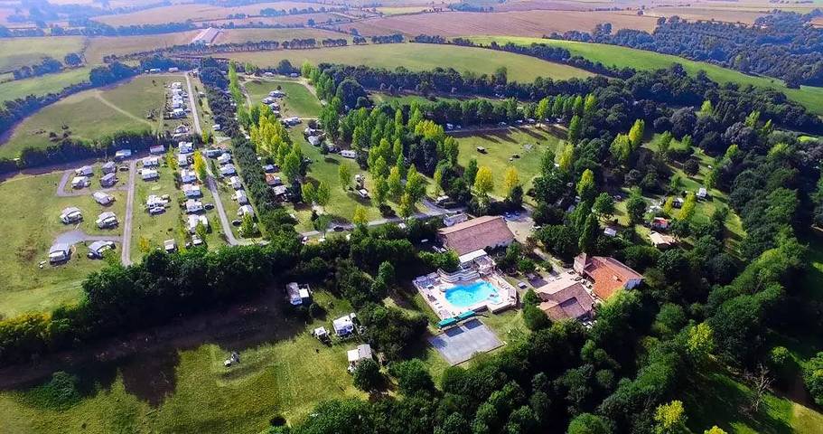 Camping pour 4 personnes, avec terrasse ainsi que sauna et piscine, animaux acceptés dans Fontenay-le-Comte - 2