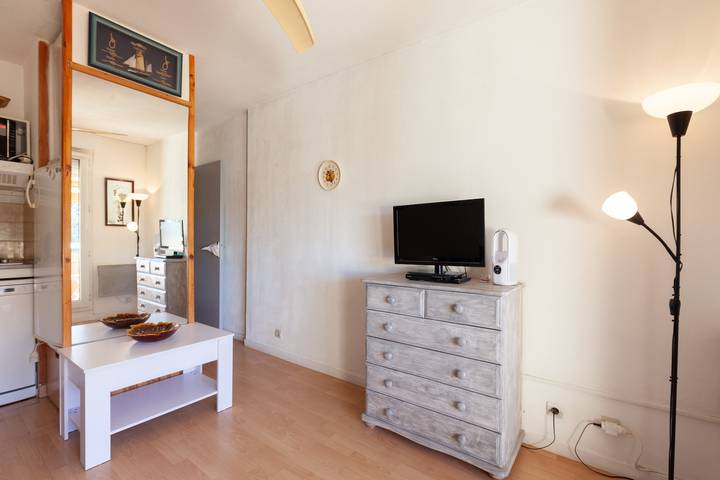 Ganzes Studio, Einzimmerapartment 'Couple 2enfants 2 Velos' mit Bergblick, Gemeinschaftspool und Balkon in Sanary-sur-Mer, Mittelmeerküste (Frankreich)