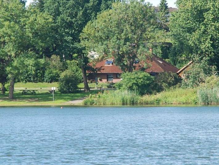 Ferienwohnung für 3 Personen, mit Garten und Seeblick sowie Sauna am Nord-Ostsee-Kanal