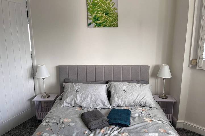 Home near Luton Airport/Town/Train, Sleeps 6/Free Parking/Free WiFi and Netflix in Luton, Chiltern Hills