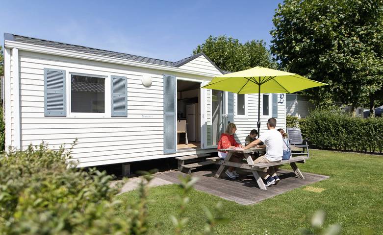 Vakantiepark voor 4 personen, with Terras and Tuin as well as Kinderzwembad and Uitzicht op het meer in Vlaanderen