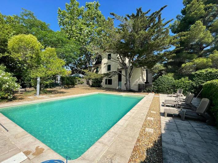 Location de vacances pour 8 personnes, avec jardin ainsi que vue et piscine à Tourbes