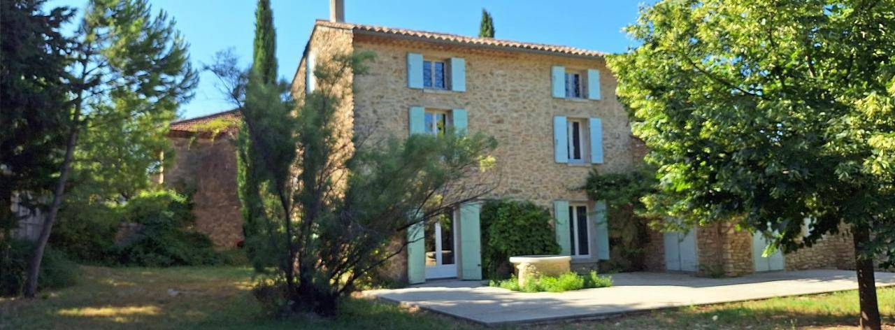 Location de vacances pour 8 personnes, avec terrasse et vue, animaux acceptés à Malemort-du-Comtat