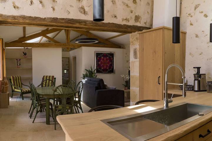 Gîte pour 6 personnes, avec Jacuzzi ainsi que Jardin et Piscine à Bonnes