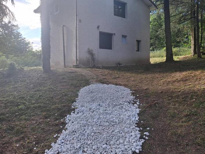 Gîte pour 11 personnes, avec piscine et vue ainsi que terrasse et jardin, animaux acceptés à Pusignan