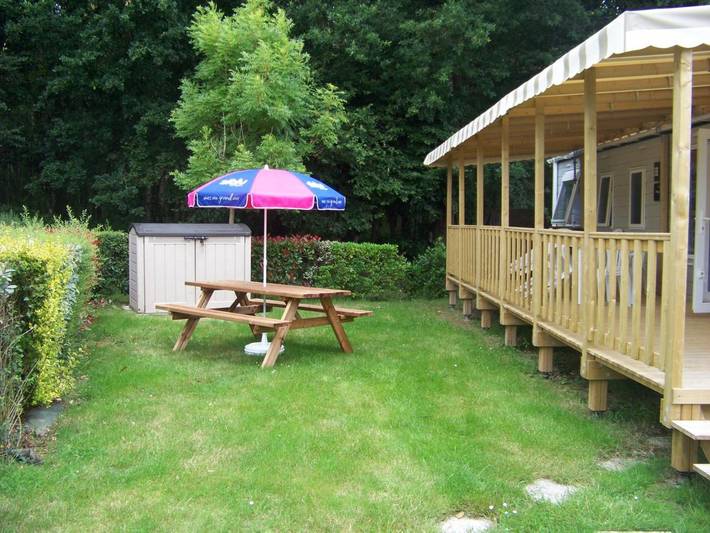 Camping pour 8 personnes, avec bassin pour enfant ainsi que jardin et piscine