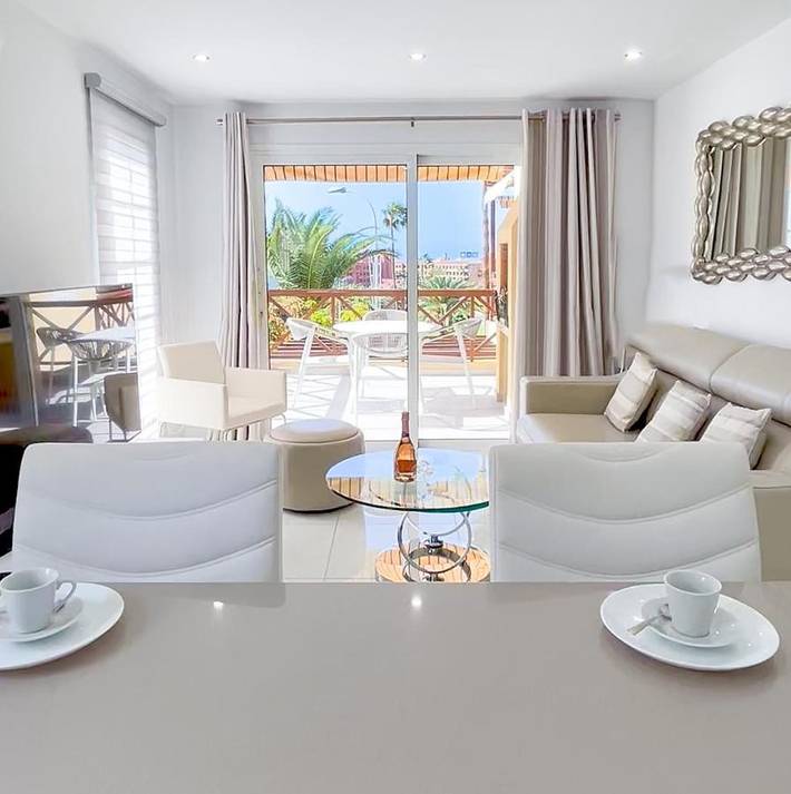 Appartement de vacances pour 3 personnes, avec terrasse et piscine ainsi que bassin pour enfant et vue