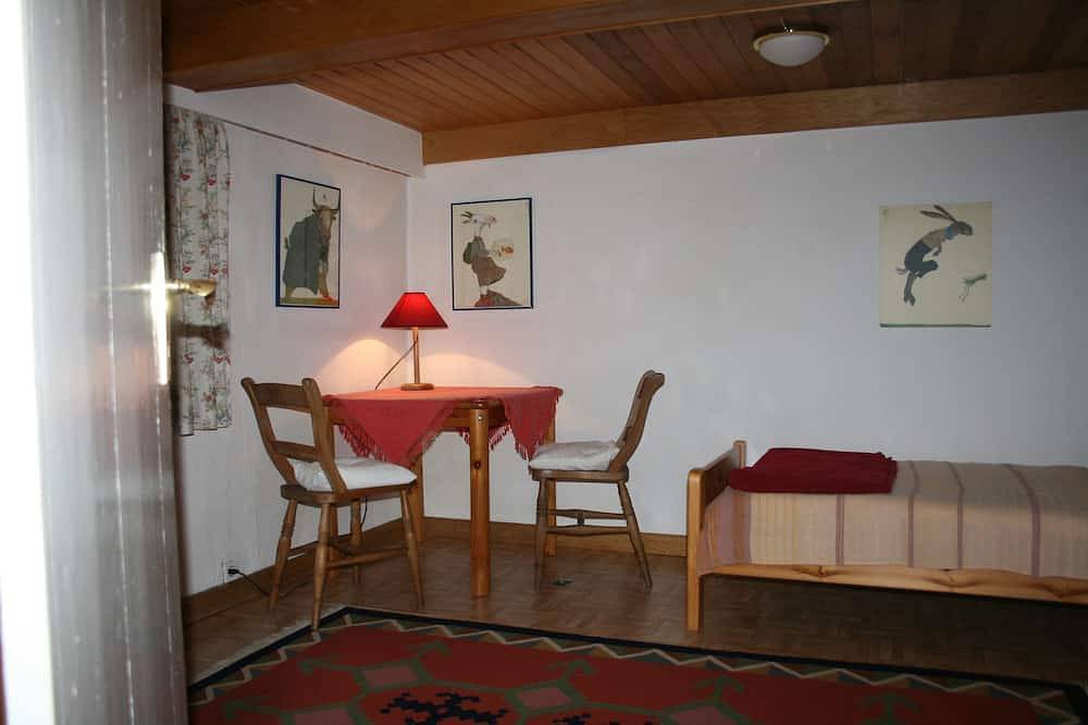Behaglich eingerichtete Ferienwohnung im Reetdachhaus mit großem Garten in Wobbenbüll, Nordseeküste