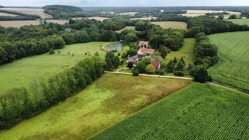 Location de vacances pour 3 personnes, avec piscine ainsi que bassin pour enfant et jardin à Ivoy-le-Pré - 2