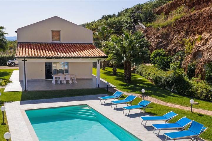 Villa pour 6 personnes, avec jacuzzi ainsi que jardin et piscine - 1
