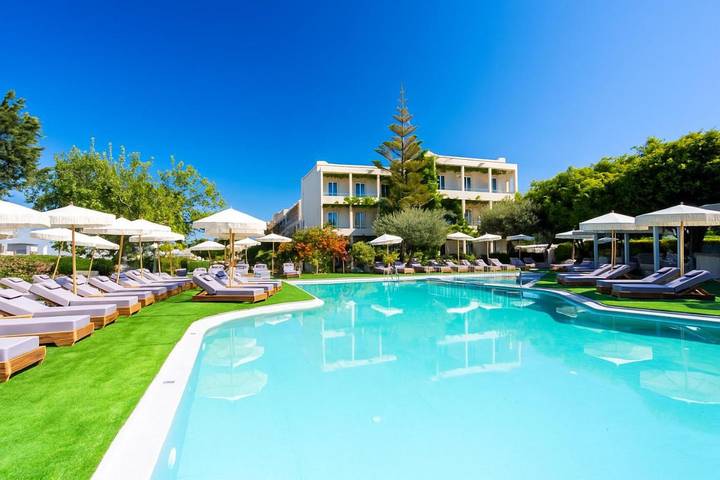 Hôtel pour 2 personnes, avec jardin ainsi que piscine et bassin pour enfant