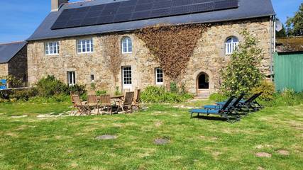 Gîte pour 11 personnes, avec jardin, animaux acceptés à Plougrescant