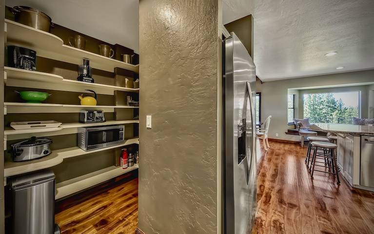 Vacation rental for 16 people, with balcony and pool as well as hot tub by Lake Tahoe