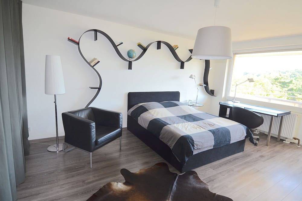 Entire apartment, Modern designer studio with great forest view and excellent transport links in Darmstadt, South Hesse