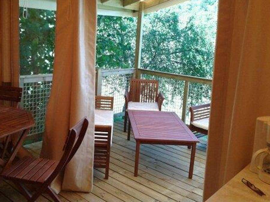 Flower Camping Les Terrasses de Dordogne - Bungalowzelt 5 personen - Zeltbungalow Standard 19m² (2 Schlafzimmer) - überdachte Terrasse 6m² - ohne Sanitäranlagen 5 pers. in Rouffignac-Saint-Cernin-de-Reilhac, Périgord Noir