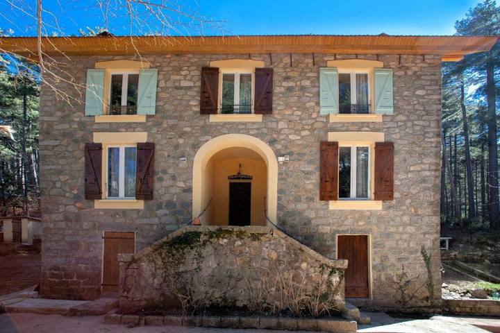 Location de vacances pour 4 personnes, avec Terrasse ainsi que Jardin et Vue à Vivario