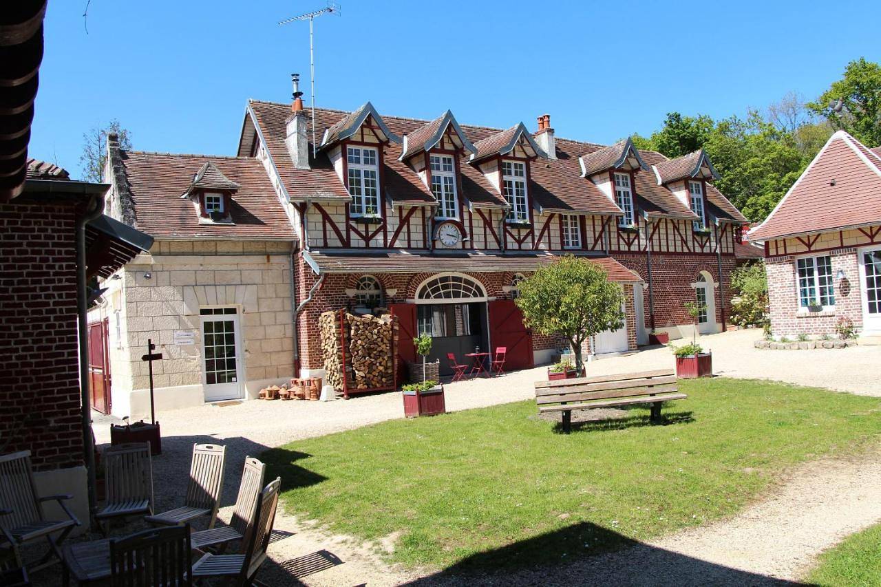 Apartment with Terrace in Vieux-Moulin, Oise
