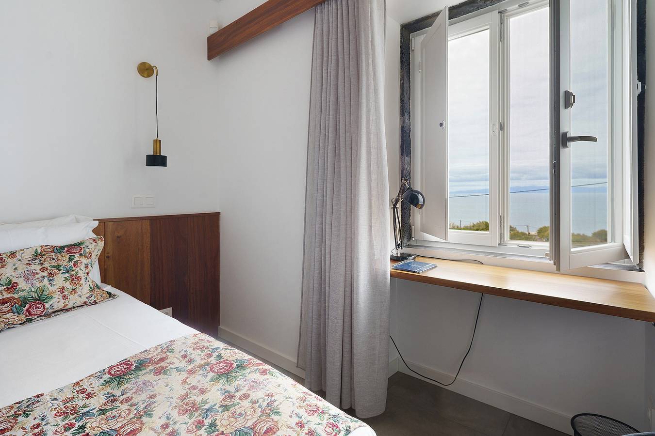 Zimmer 'Quarto 3 – Doppelzimmer mit Meerblick', Wlan & Klimaanlage in Santa Bárbara (Angra do Heroísmo), Terceira (Azoren)
