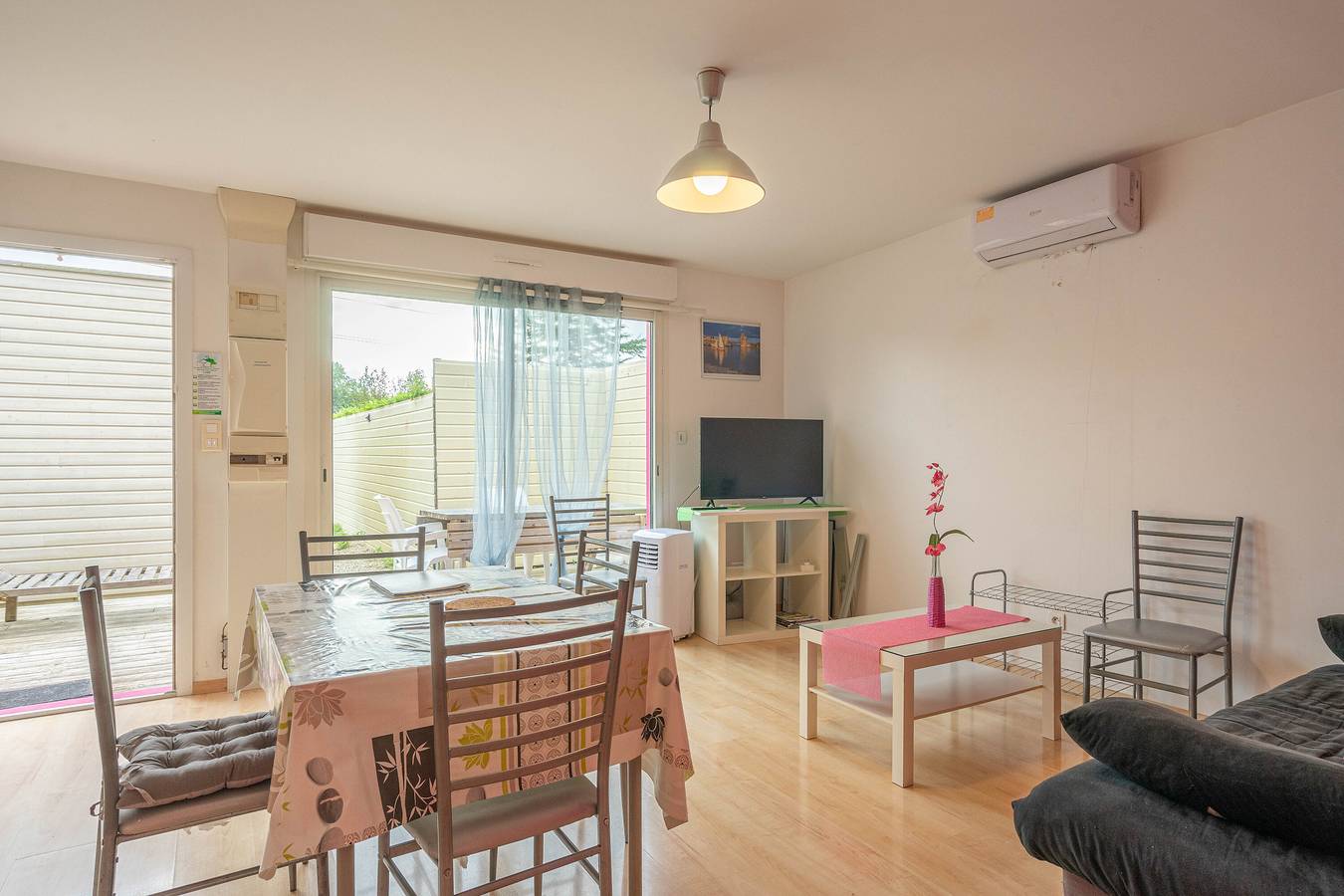 Entire apartment, Apartment 'Le Clos Du Champ De L'Amour - La Rochelle' with Pool, Wi-Fi and Air Conditioning in Saint-Simon-de-Bordes, Jonzac region