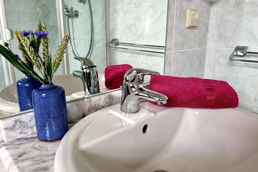 Bungalow inkl. Boot direkt am See in Malchiner See, Basedow