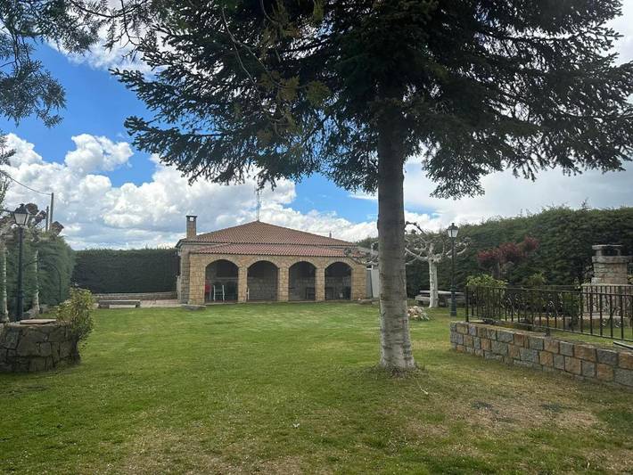 Casa rural para 12 personas, con Terraza y Jardín además de Piscina y Vistas en Narrillos de San Leonardo