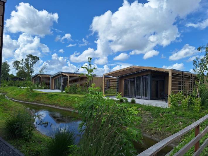 Ferienhaus für 12 Personen, mit Balkon/Terrasse und Terrasse sowie Garten und Pool in Enkhuizen