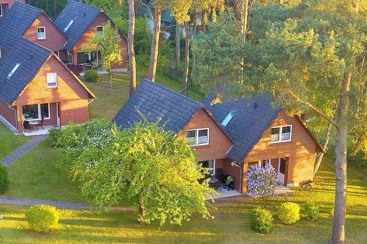 Ferienpark für 6 Personen, mit Terrasse und Garten sowie Pool, mit Haustier in Plau am See
