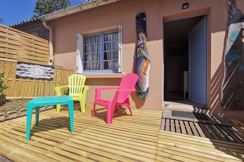 Entire apartment, Arty, self-contained accomodation on \"la cote de granit rose\" 800m from the Breton sea in Louannec, Pink Granite Coast