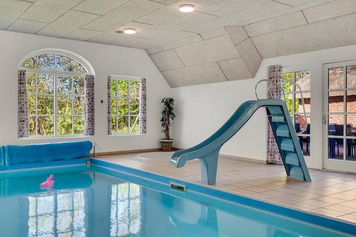 Øvej 18 er et Luksus poolsommerhus med hund tilladt og ugeneret grund in Ulfborg, Holstebro Kommune