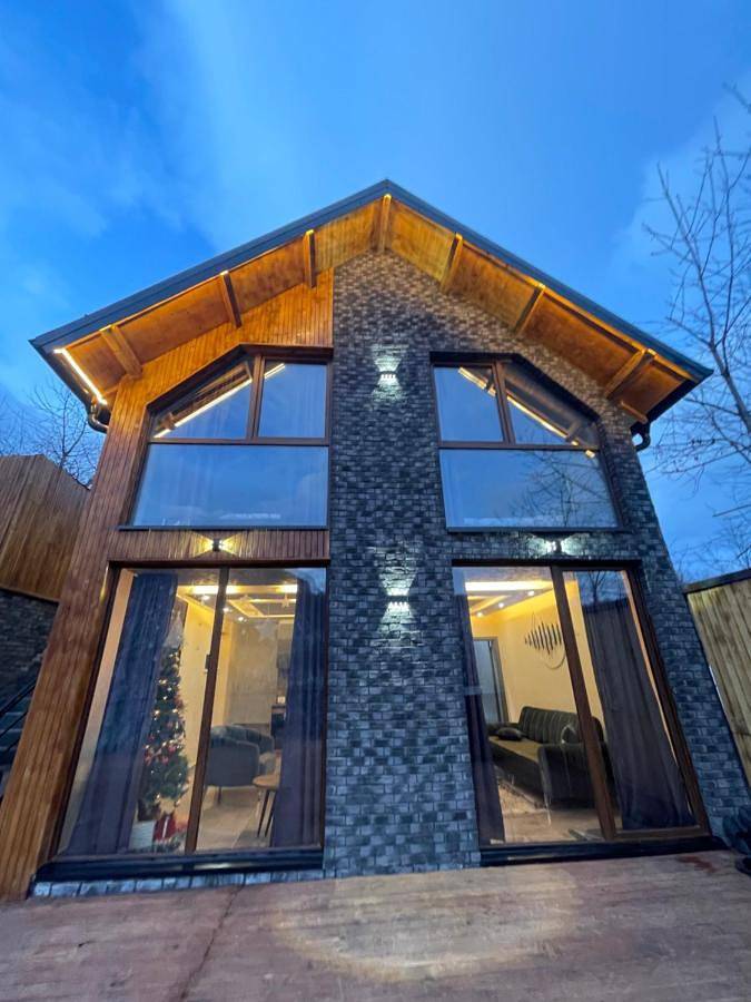 Villa für 7 Personen, mit Balkon und Terrasse sowie Whirlpool und Ausblick in Kosovo