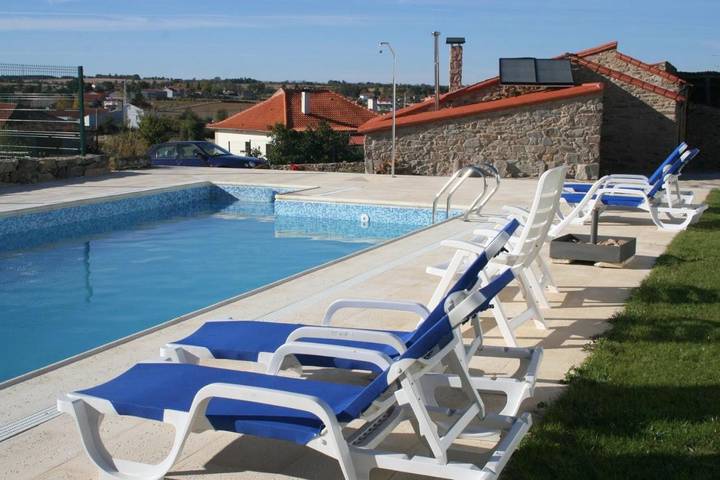 Casa rural para 3 personas, con terraza además de jardín y piscina en Miranda do Douro