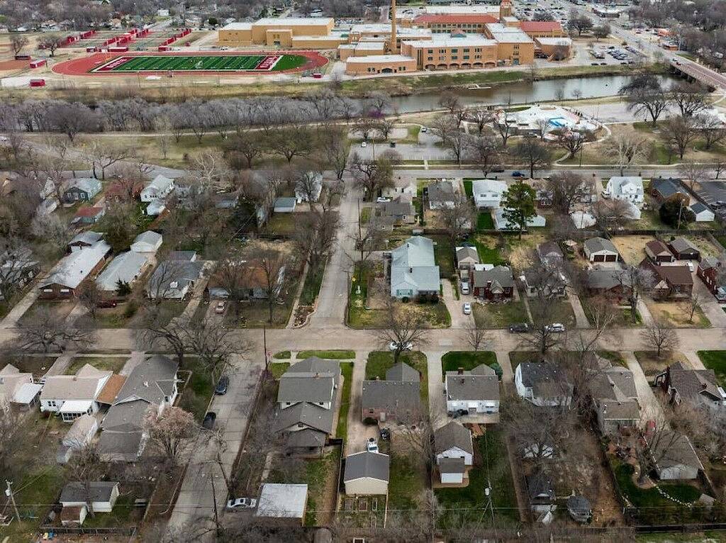 Roaring Riverside - Art Deco Luxe - 2 Kings! in Wichita, Kansas