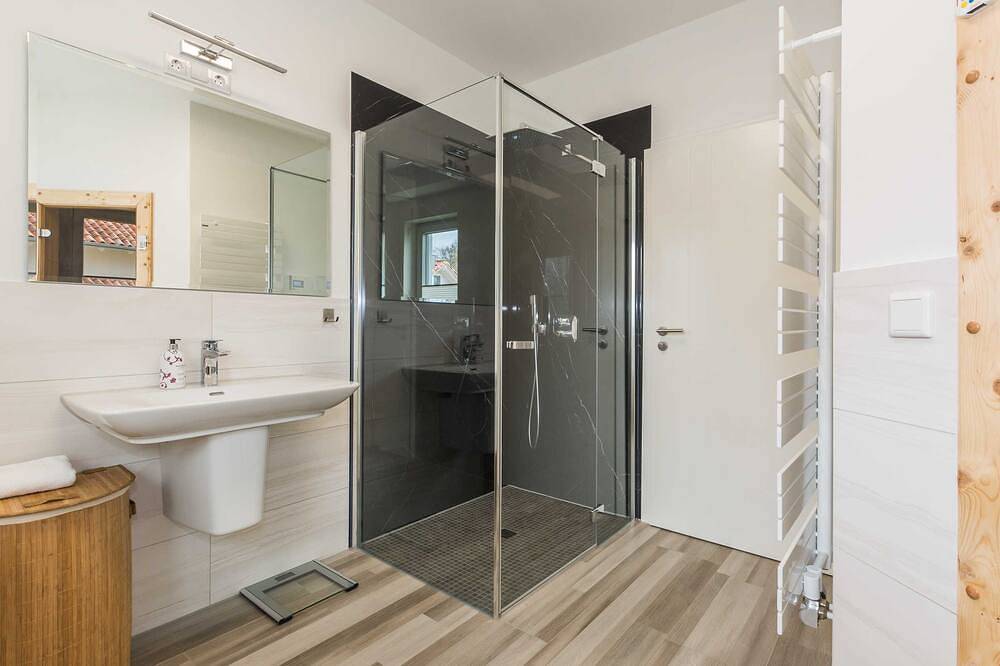 Luxus See - Domizil mit Sauna, Kamin, eigener Seezugang - Ferienhaus Rohrdommel in Krakow am See, Mecklenburgische Seenplatte
