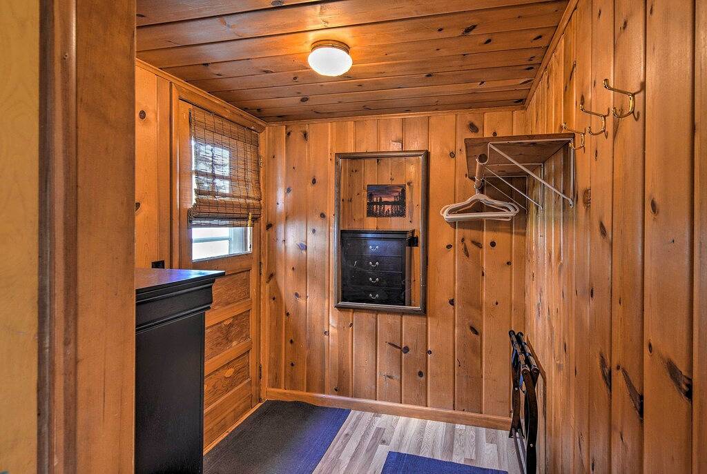 Ganze Wohnung, Schönes Lake Huron Studio Cottage mit Strand und Kajaks in St. Ignace, Mackinac County