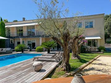 Gîte pour 4 personnes, avec vue ainsi que jardin et piscine à Sussargues