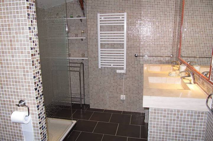 Gîte pour 4 personnes, avec terrasse ainsi que piscine et jardin à Cabris - 3