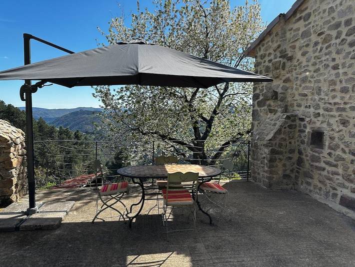 Location de vacances pour 4 personnes, avec vue et jardin à Chalencon - 4