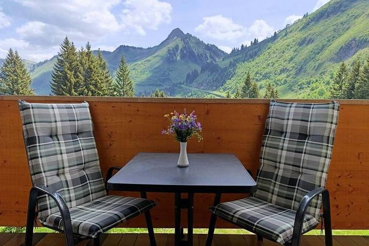 Familienzimmer mit Balkon - Pension Edelweiss Bischof Kg in Bregenzerwald (Vorarlberg), Damüls
