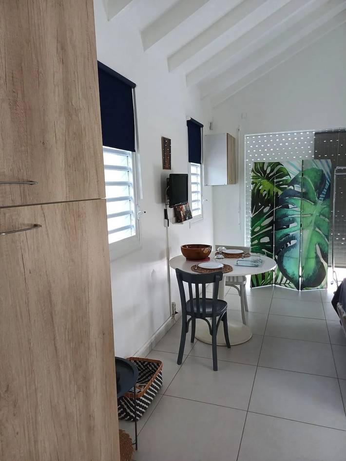 Estudio entero, Estudio acogedor con piscina privada en Baie-Mahault, 28 m² in Baie-Mahault, Guadalupe