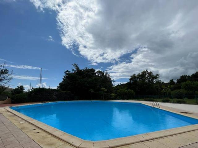 Appartement de vacances pour 4 personnes, avec terrasse ainsi que vue et piscine