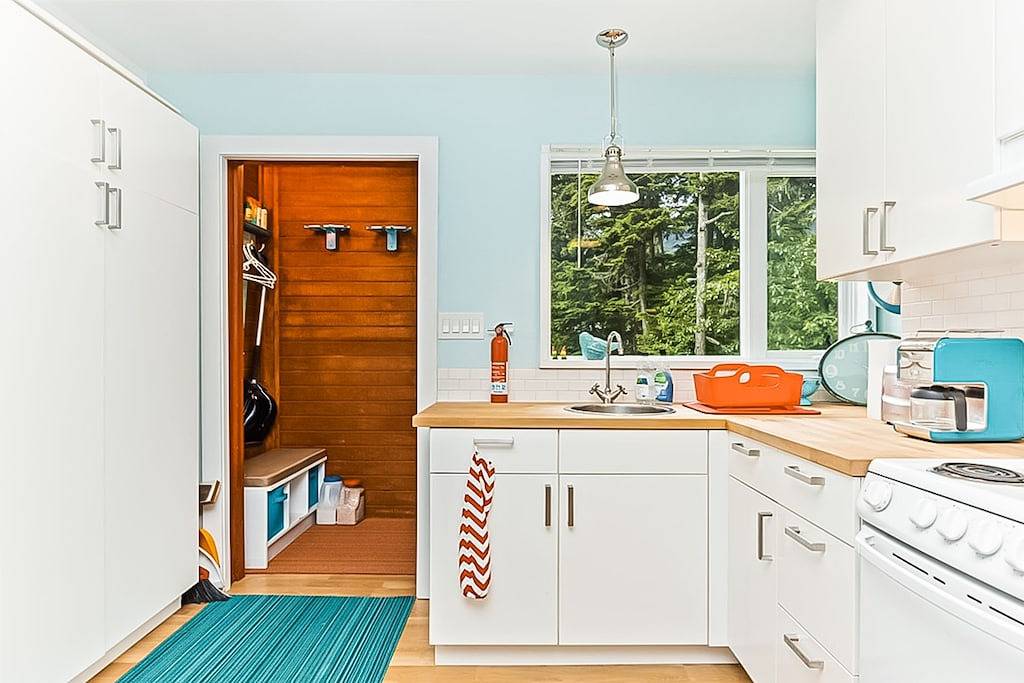 Adorable cottage with spiral stairs - near skiing, hiking & airport in Girdwood, Anchorage