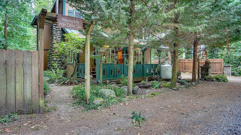 Charming Dream Catcher Cabin, riverfront, fireplace, hot tub, Bbq, dogs welcome in Welches, Mount Hood