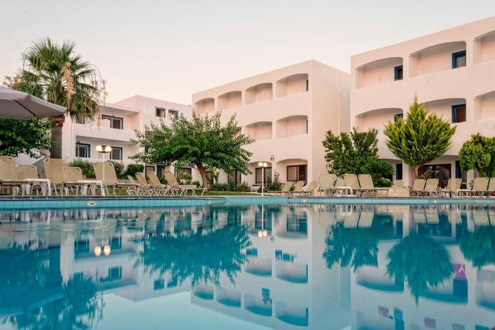 Hôtel pour 4 personnes, avec Balcon et Terrasse ainsi que Jardin et Bassin pour enfant