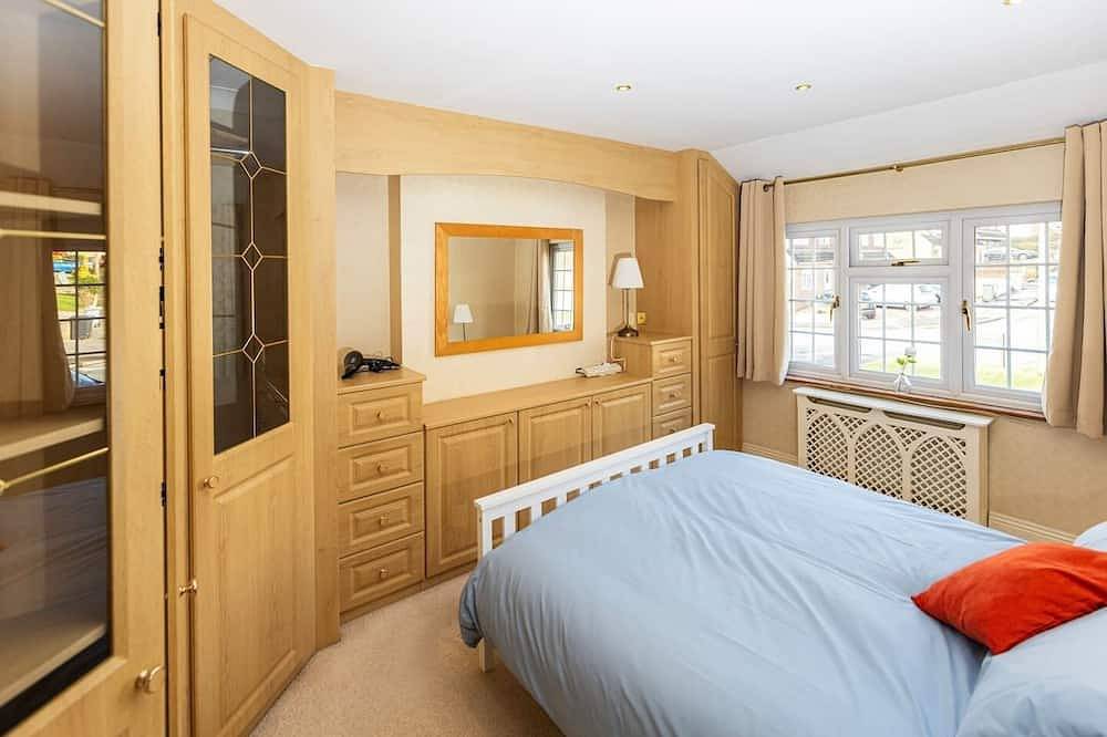 Spacious, clean & comfy 3 bed semi-detached house, in Reading, Berkshire